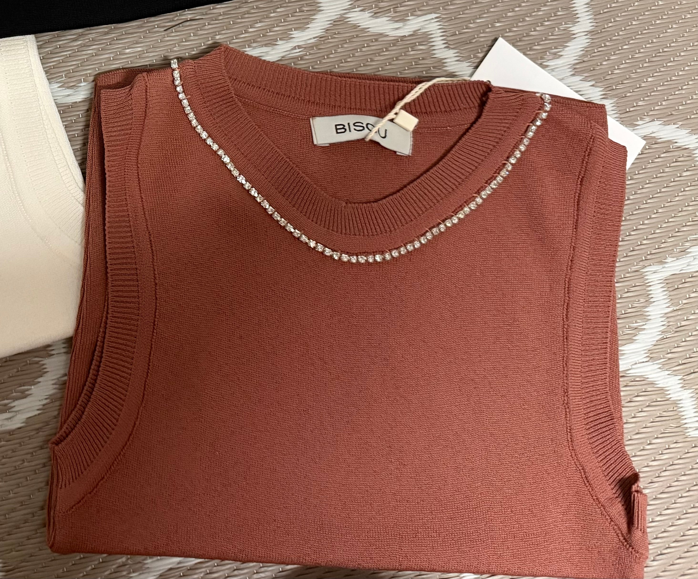 Bruine top met steentjes