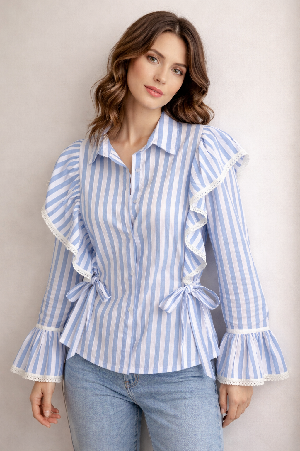 Elegante Gestreepte Ruffle Blouse met Strikdetails