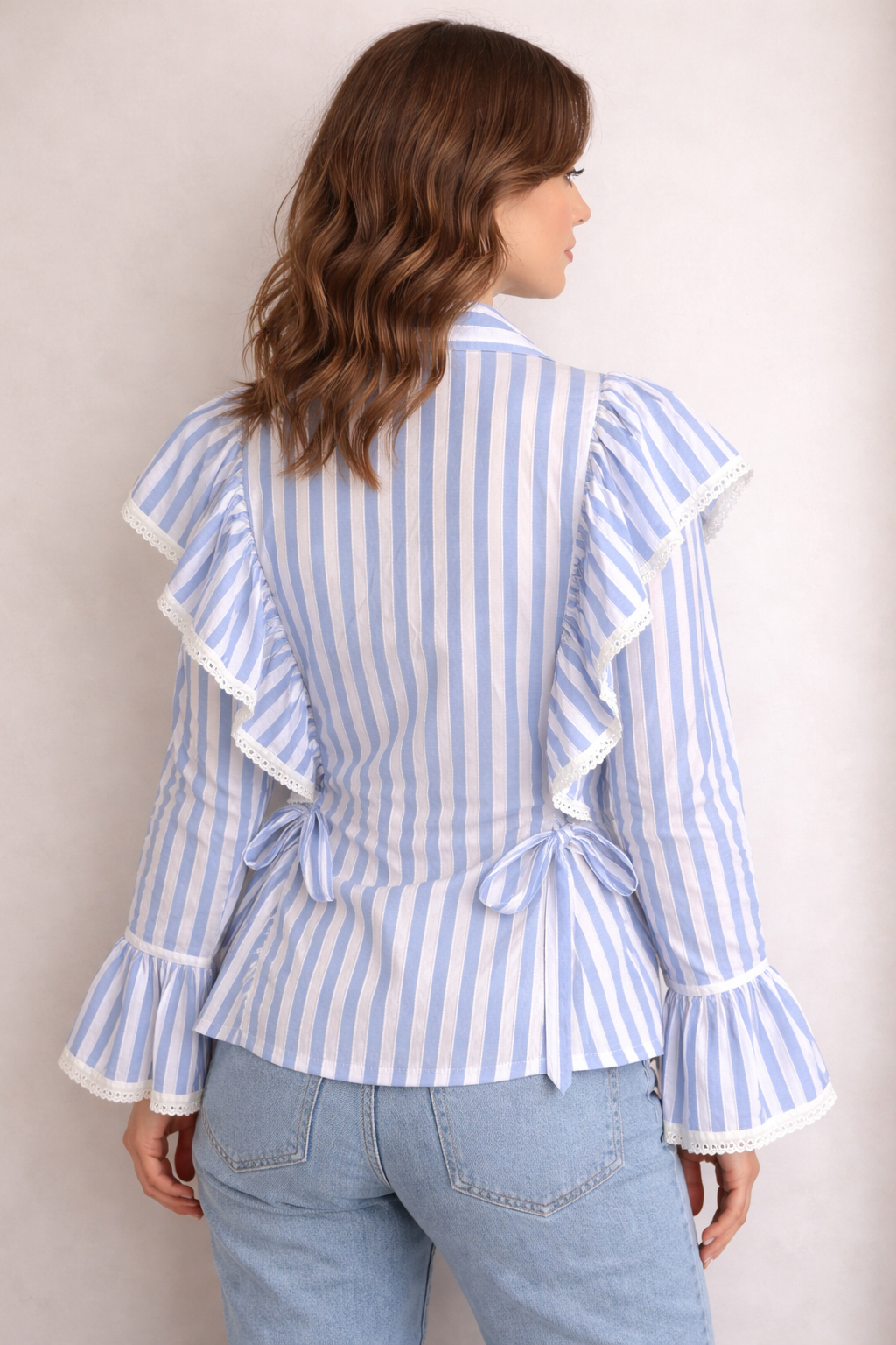 Elegante Gestreepte Ruffle Blouse met Strikdetails