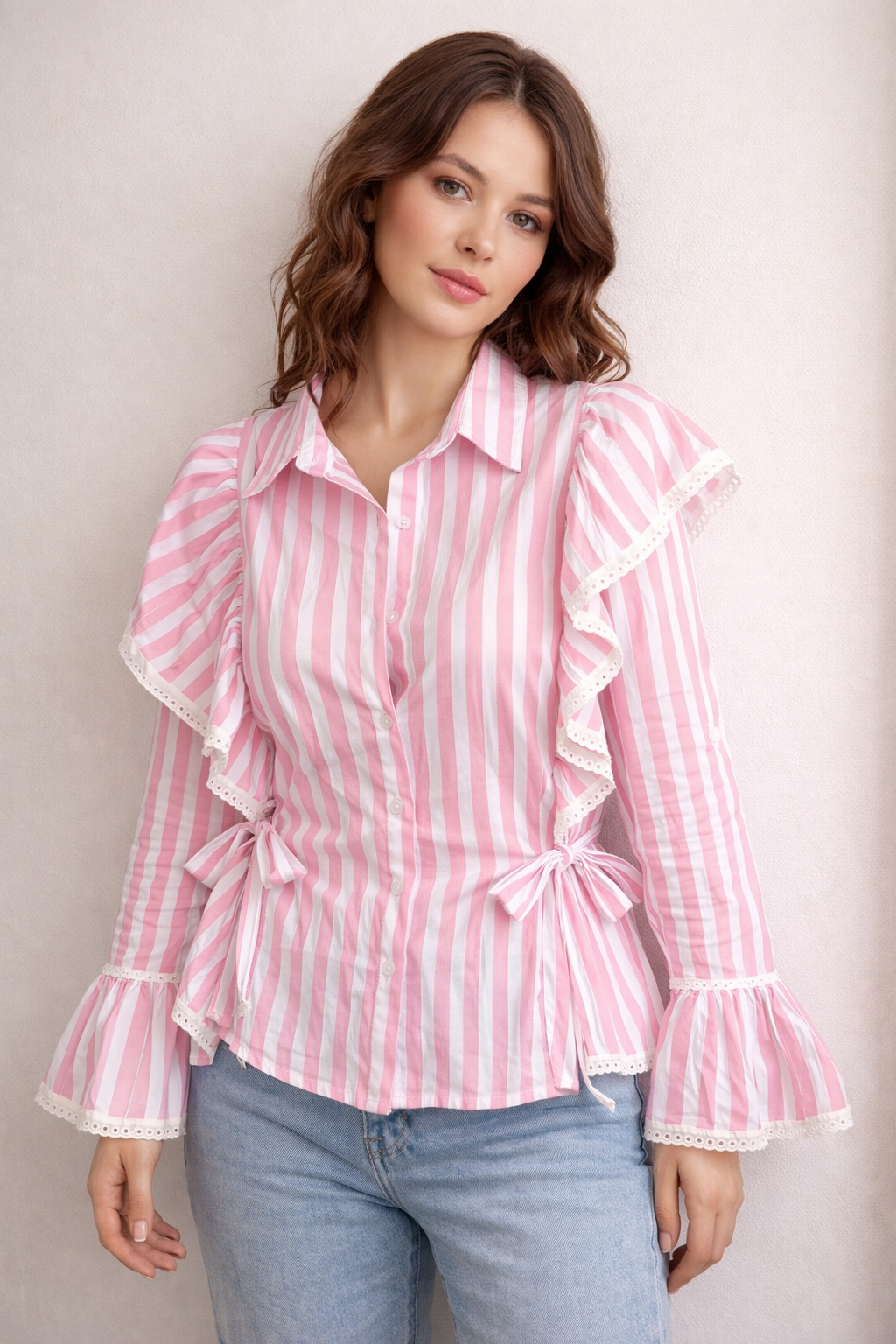 Elegante Gestreepte Ruffle Blouse met Strikdetails