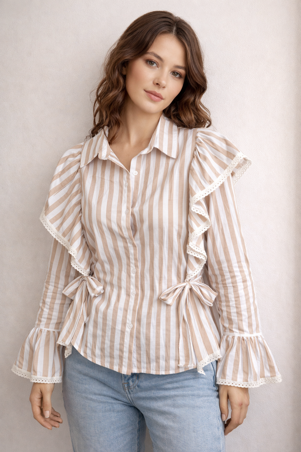 Elegante Gestreepte Ruffle Blouse met Strikdetails