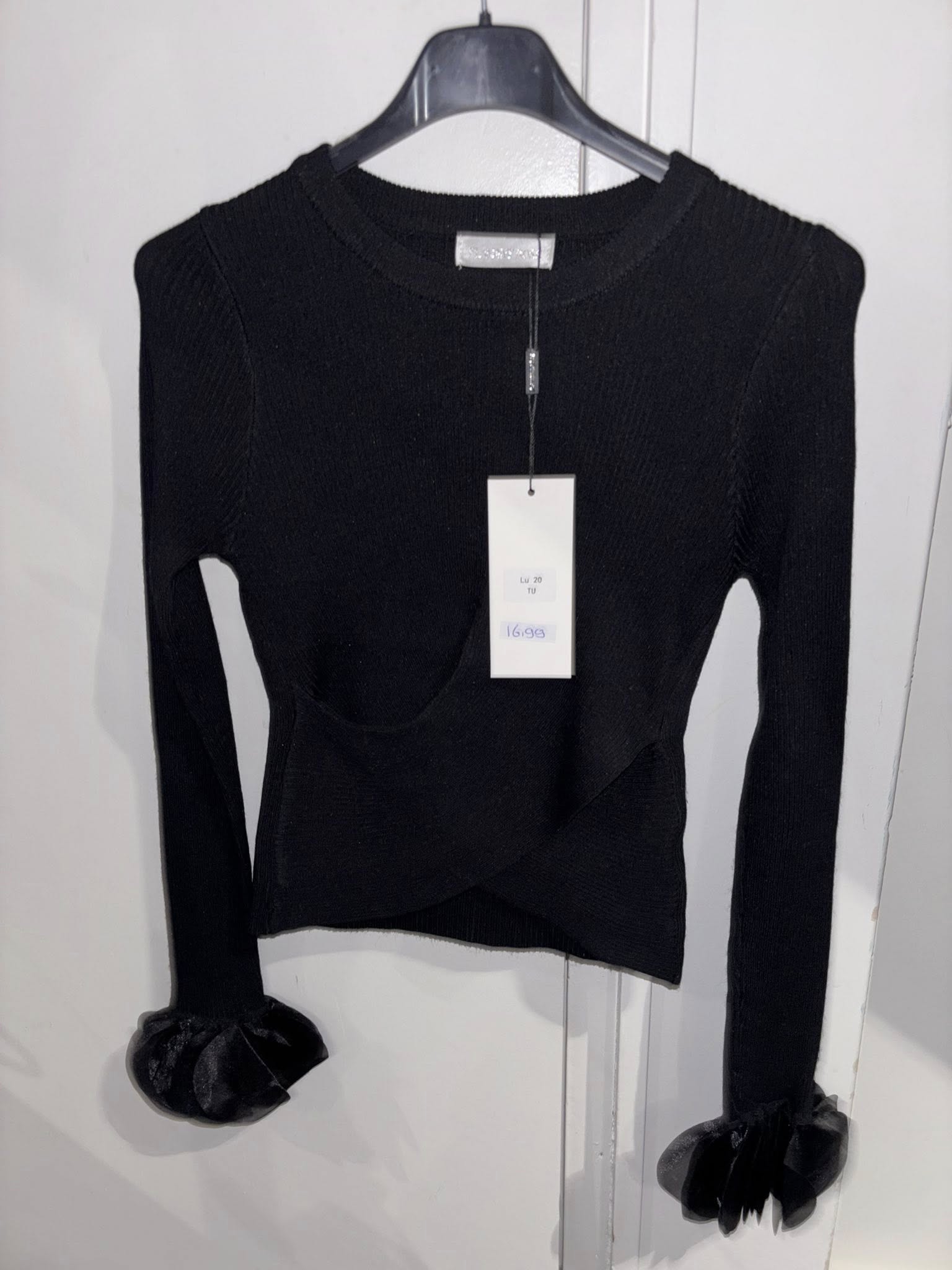 Zwart topje met bloemen pols